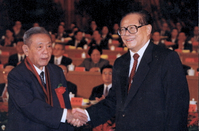 1999年9月18日江泽民主席授予彭桓武院士“两弹一星功勋奖章”