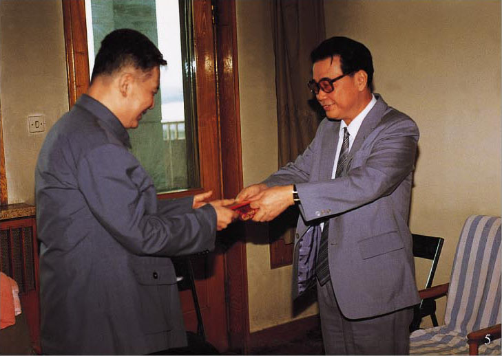 1986年7月,李鹏为邓稼先颁发全国劳模证书。