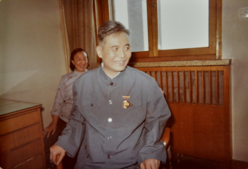 1986年7月17日,邓稼先在病房接受五一劳动奖章
